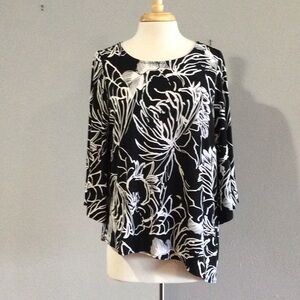 Easywear by Chico's Black/White Floral Split Bell Sleeve Asymmetrical Hem Blouse
